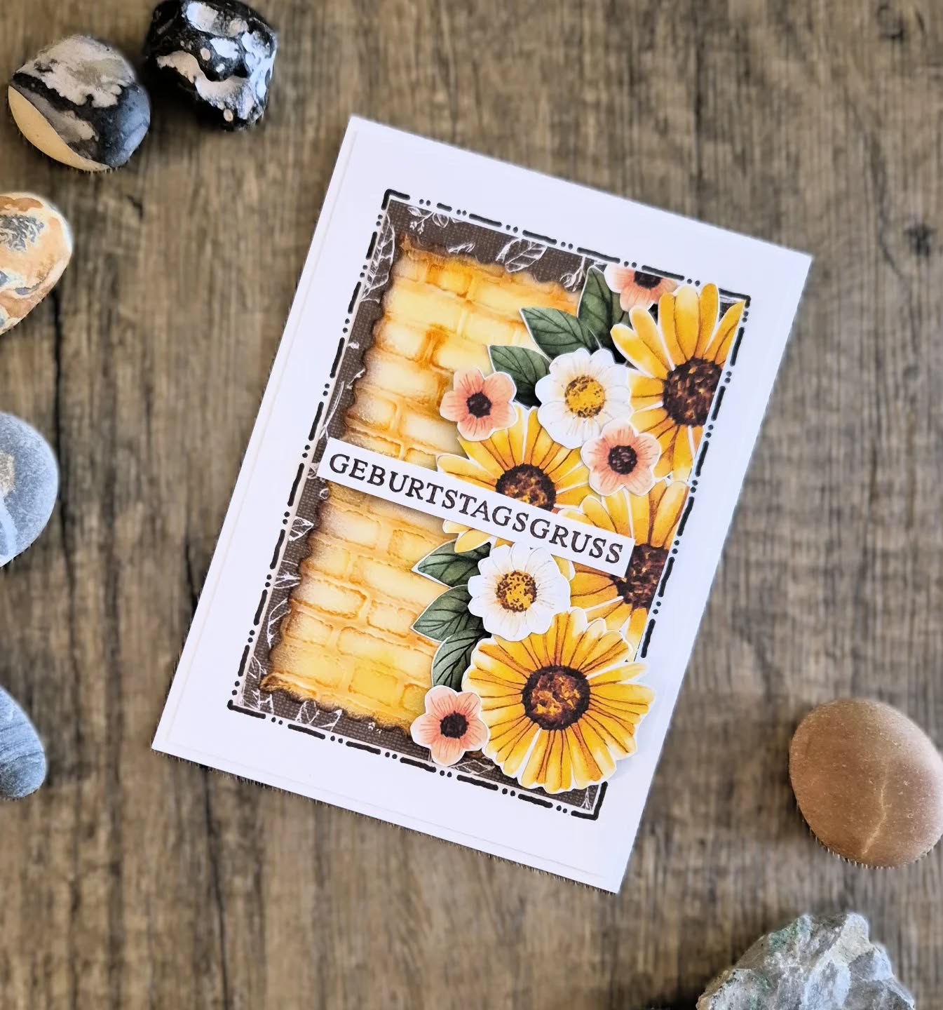 Mit den wunderschönen Sonnenblumen aus dem tollen Designerpapier Bleibende Blüten musste ich einfach spielen. Mit dem Prägefolder Mauerwerk habe ich natürlich wieder einen spannenden Hintergrund gestaltet und ein älteres Designerpapier als Mattung verwendet. Den Spruch habe ich mir aus dem Stempelset Schmetterlingsgrüße genommen...

Einfach eine schöne strahlende Grußkarte 😊🤗😊

Habt einen schönen Sonntag,

Euer StempeltierchenLeipzig

#stempeltierchenleipzig #stampinup #freufreufreu #stampinup2025