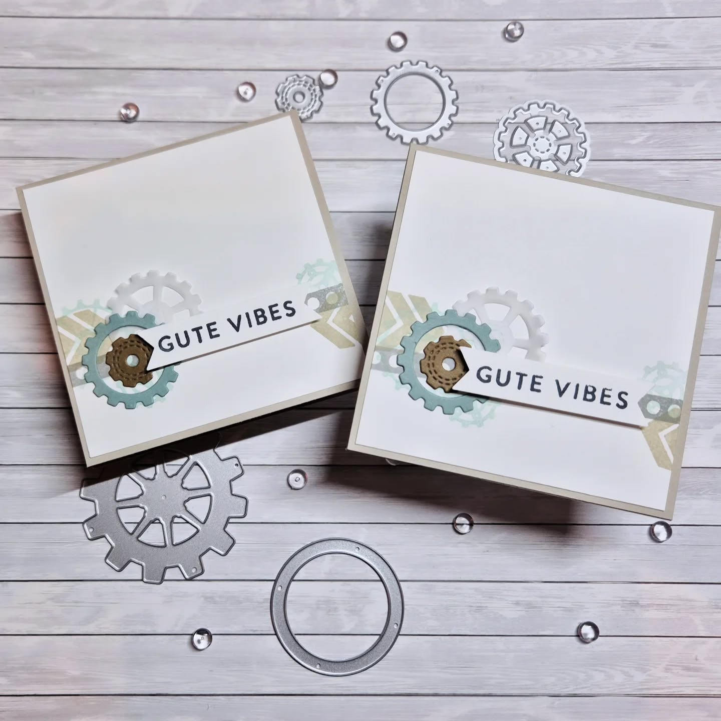 Bevor es heute Abend mit dem tollen Adventskalender von Stampin'Up!® weiter geht, möchte ich euch gerne noch meine kleinen Katalogbeigaben zeigen, die ich mit dem kommenden Mini-Katalog Januar bis April 2026 von Stampin'Up!® an meine Kunden geschickt habe. Für die Gestaltung habe das neue Produktpaket "Gears & Textures" verwendet, welches mir sofort im neuen Mini-Katalog ins Auge gesprungen ist 😁😁

Habt einen schönen Tag,

Euer StempeltierchenLeipzig

#stempeltierchenleipzig #stampinup #freufreufreu #stampinup2025