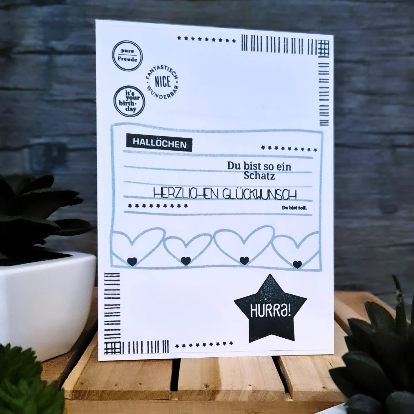 Anfang Januar war ich bei einem freien Basteltreff mit meinen lieben Freunden @papierrascheln, @claudias.kreativwerke, @mycraftwaytohappiness.. Da ich ja das StempeltierchenLeipzig bin, stemple ich einfach gerne. Mit der Idee den Aufleger für eine Karte nur zu stempeln, habe ich mir aus meinem Fundus alle möglichen Stempelsets geschnappt und losgelegt.

Daa hat voll viel Spaß gemacht 🤗

Habt einen schönen Tag,

Euer StempeltierchenLeipzig