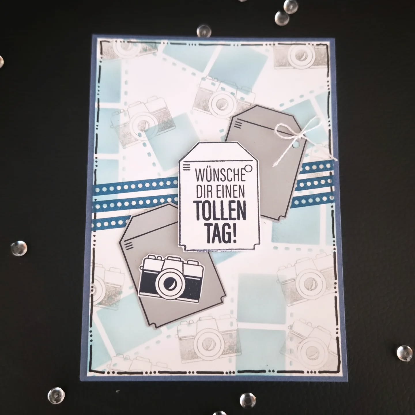 Hallöchen, ich habe es endlich geschafft mal mit dem Produktpaket Capturing Smile von Stampin'Up!® zu spielen. Es ist echt schön und macht viel Spaß... 🤗🤗

Im übrigen gibt es auf meinem Youtube Kanal eine Katalogtour zum aktuellen Katalog von Stampin Up! - aus Sicht einer Kundin auf Wunsch von meinen Abonnenten. Den Link zu meinem Youtube Kanal findet ihr in meinem Profil

#stempeltierchenleipzig #stampinup #basteln #stampinup2026

Habt einen schönen Tag,

Euer StempeltierchenLeipzig