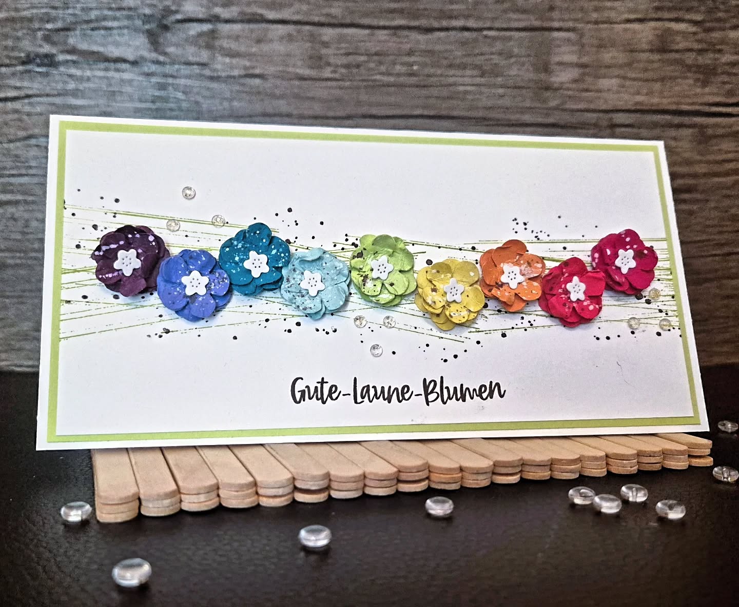 Diese hübsche Grußkarte hab ich euch noch gar nicht gezeigt. Ich hatte viel Spaß beim basteln dieser Karte. Für die Blumen habe ich eine Blüten Handstanze von Stampin'Up!® benutzt. Und mich am Regenbogen orientiert.

Habt einen schönen Abend,

Euer StempeltierchenLeipzig